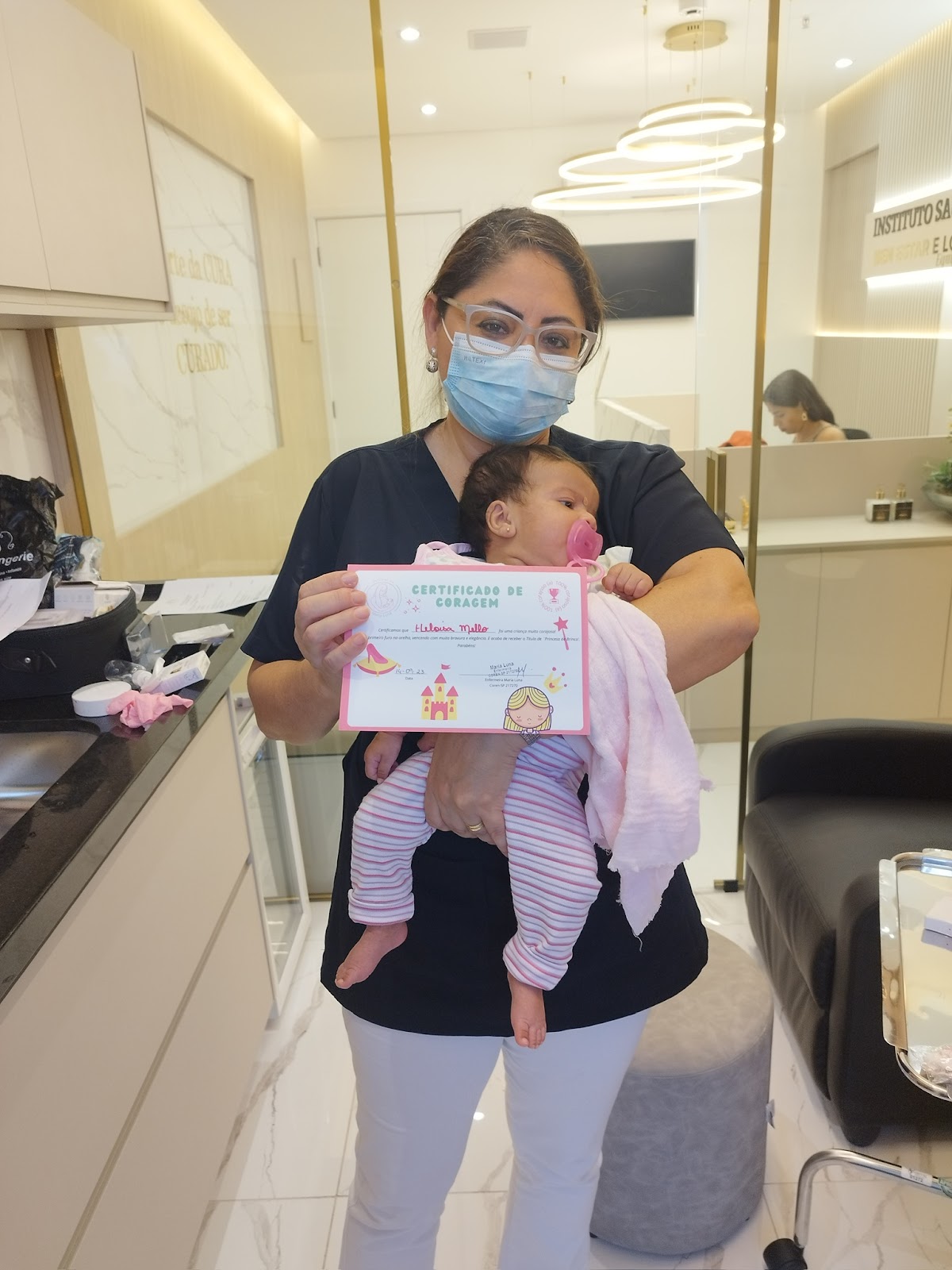 Enfermeira Maria Luna-Salto-SP - Enfermeira - amamentação - furo de orelha humanizado - laserterapia materno infantil