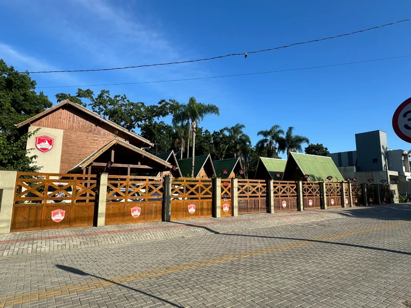 Pousada Chalé Suiço Bombinhas - Pousada Romântica com Hidro, Café da manhâ e Lareira - Foto 5